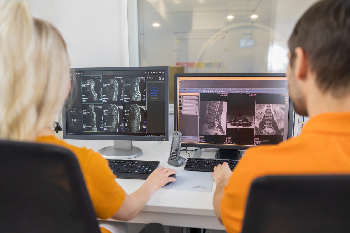 Arzthelfer vor einem Computermonitor