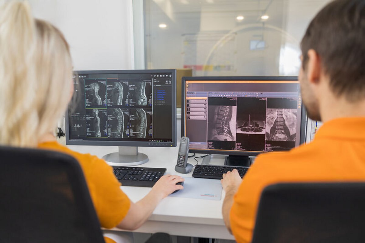 Arzthelfer vor einem Computermonitor